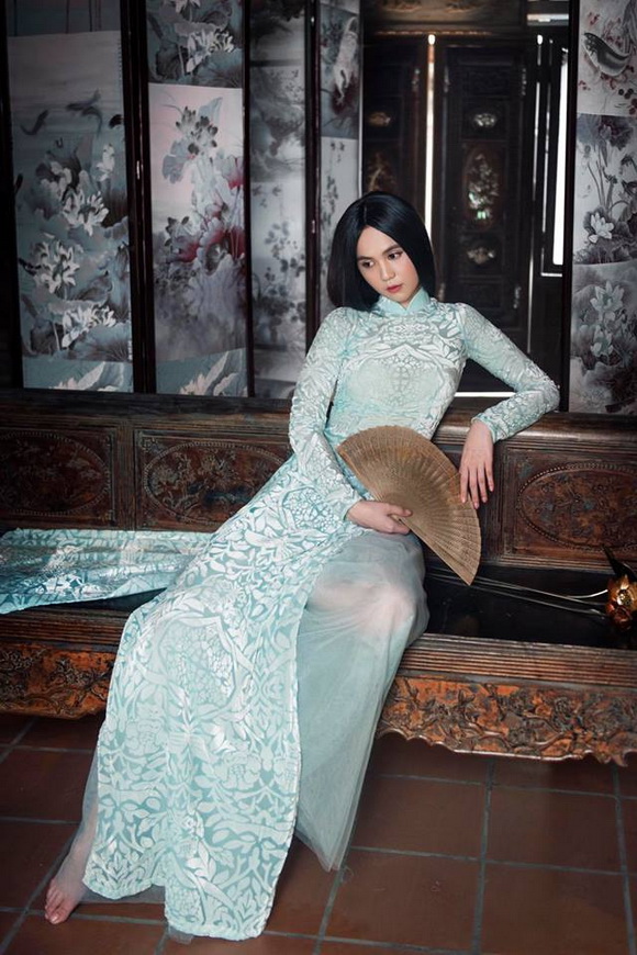 Không phải cứ mặc đồ gợi cảm mới đẹp, Ngọc Trinh diện áo dài vẫn thần thái đỉnh cao-4