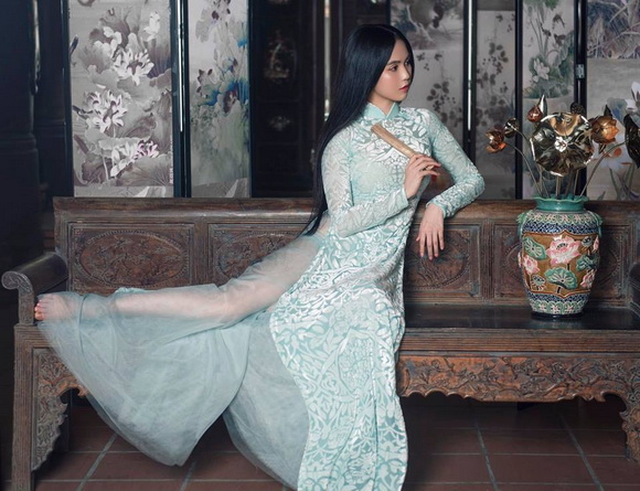 Không phải cứ mặc đồ gợi cảm mới đẹp, Ngọc Trinh diện áo dài vẫn thần thái đỉnh cao-5