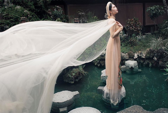 Không phải cứ mặc đồ gợi cảm mới đẹp, Ngọc Trinh diện áo dài vẫn thần thái đỉnh cao-6