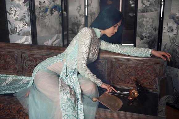 Không phải cứ mặc đồ gợi cảm mới đẹp, Ngọc Trinh diện áo dài vẫn thần thái đỉnh cao-1