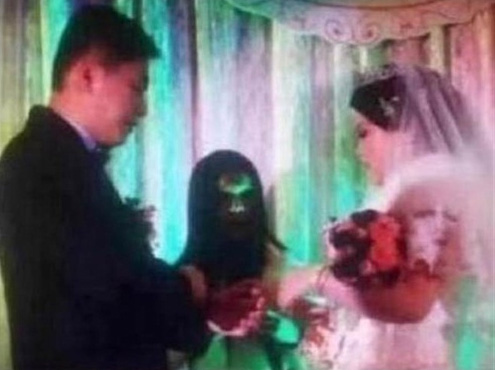 Chụp ảnh cưới kinh dị như phim ma, nhiếp ảnh gia tá hỏa cầu cứu nhờ chỉnh sửa-2