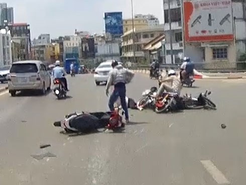 Lạng lách gây tai nạn liên hoàn và hành động của thanh niên gây bất bình