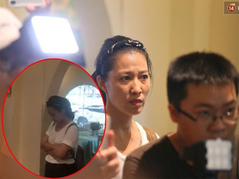 Clip vợ Phạm Anh Khoa cúi mặt khi nghe chồng chia sẻ về những ồn ào xung quanh scandal bị tố gạ tình.