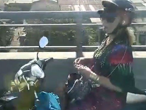 Nữ tài xế thả tay hút thuốc trên cầu khiến đàn ông cũng choáng