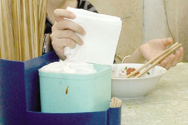 Dùng khăn giấy bẩn rất nhiều nguy cơ: Chuyên gia chỉ cách phân biệt khăn giấy bẩn - sạch-1