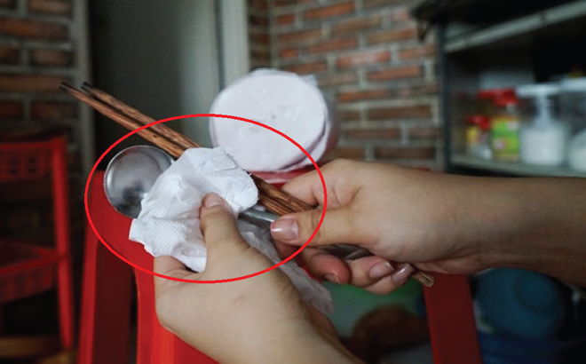 Dùng khăn giấy bẩn rất nhiều nguy cơ: Chuyên gia chỉ cách phân biệt khăn giấy bẩn - sạch-2