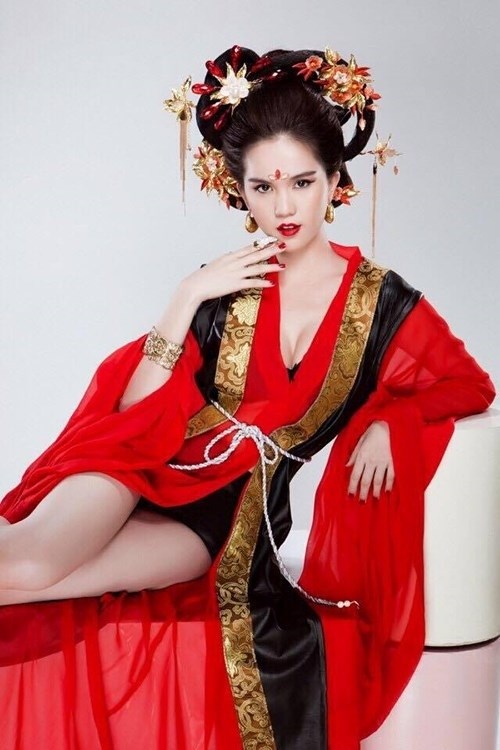 Choáng với ngực khủng” Elly Trần, Ngọc Trinh khi hoá thân mỹ nữ cổ trang-3