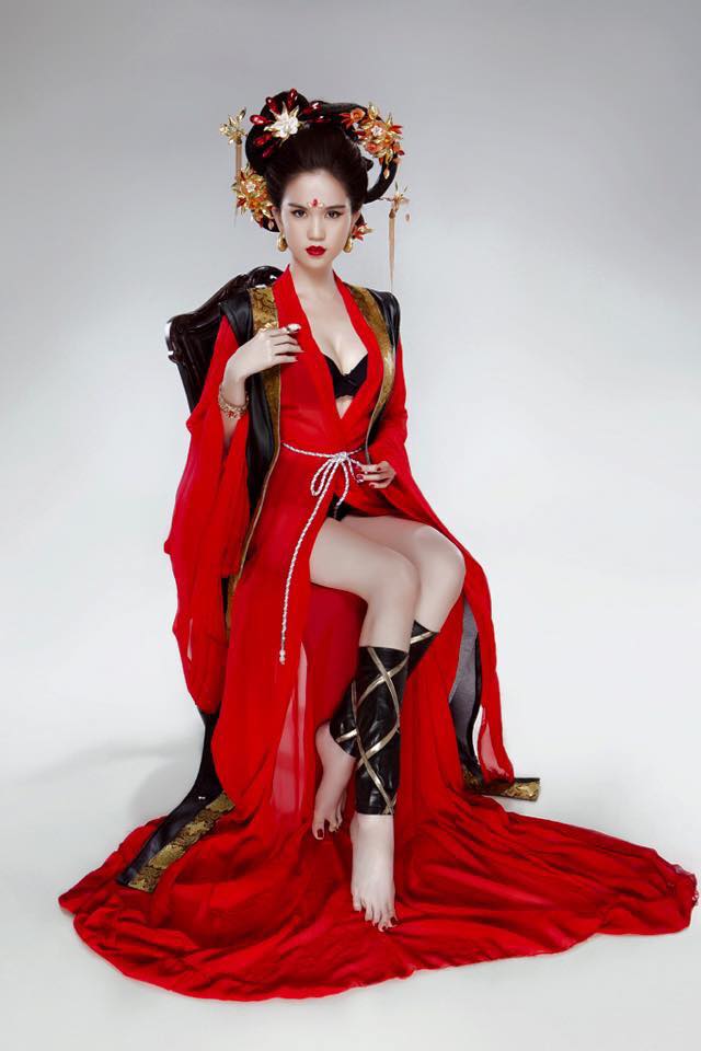 Choáng với ngực khủng” Elly Trần, Ngọc Trinh khi hoá thân mỹ nữ cổ trang-4