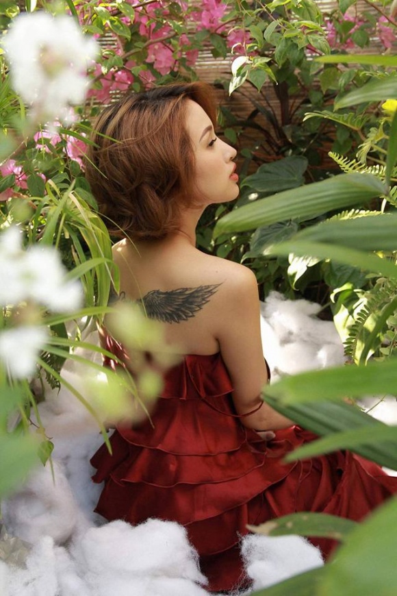 Diện váy hai dây trễ nải MC Vân Hugo khoe nét gợi cảm trong bộ ảnh chào hè-1