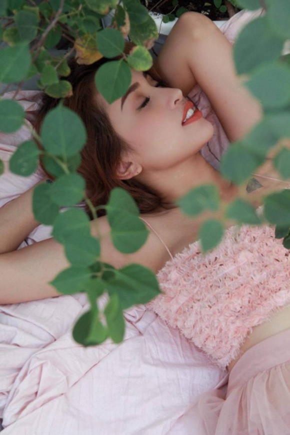 Diện váy hai dây trễ nải MC Vân Hugo khoe nét gợi cảm trong bộ ảnh chào hè-5