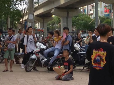 Nam thanh niên quỳ gối trước cổng học viện Âm nhạc Quốc gia Việt Nam gây xôn xao