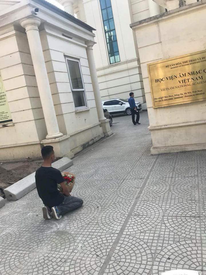Nam thanh niên quỳ gối trước cổng học viện Âm nhạc Quốc gia Việt Nam gây xôn xao-1