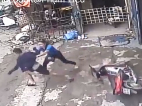 Trộm bẻ khóa xe máy trắng trợn giữa ban ngày trên phố Hà Nội