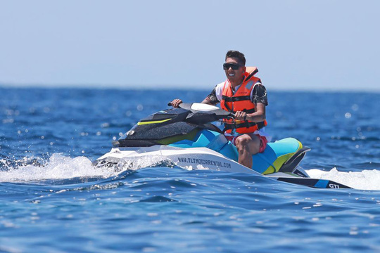 Sao Liverpool thư giãn cùng vợ xinh trước đại chiến với Real Madrid-4