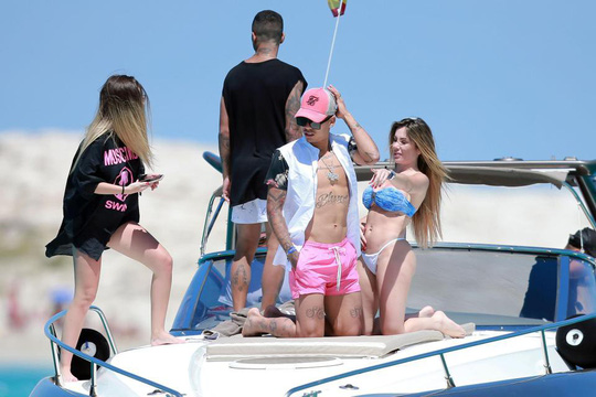 Sao Liverpool thư giãn cùng vợ xinh trước đại chiến với Real Madrid-2