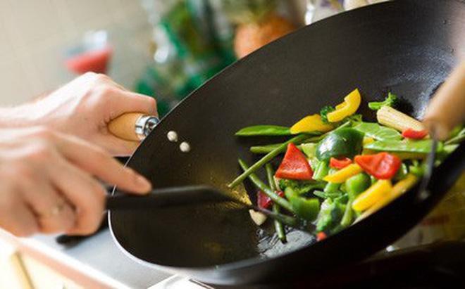 Ăn thức ăn để qua đêm, chàng trai bị suy thận cấp tính: 8 thực phẩm cấm kỵ ăn lại-2