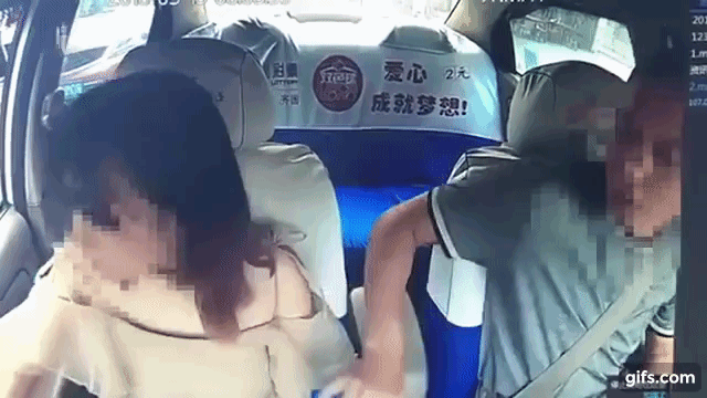 Đang mải lấy ví trả tiền taxi, cô gái giật nảy mình vì hành động bất ngờ của tên tài xế-1