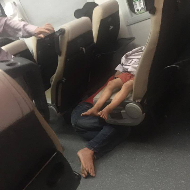Bố nằm sàn cho con ngủ ngon trên 2 băng ghế tàu hỏa khiến cư dân mạng bồi hồi xúc động-1