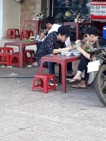 Trường Giang một mình âm thầm về quê Nhã Phương khi cô đang dự LHP Cannes-2