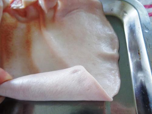 Mách chị em luộc tai heo trắng, giòn sần sật, không thâm xỉn chỉ với vài mẹo nhỏ-1