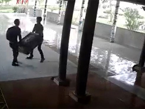 Video 2 thanh niên ngang nhiên khiêng trộm hòm công đức