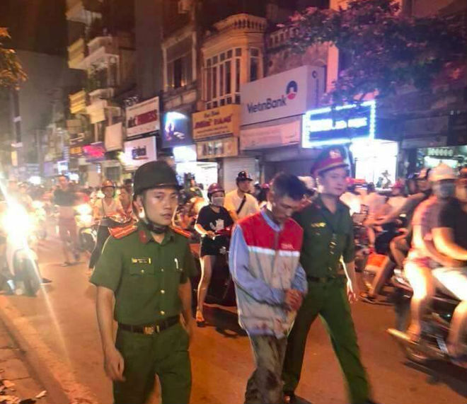 Vụ chồng cũ quay về đâm vợ trước mặt 2 con gái: Mẹ vừa nuôi chúng em và người cô bại liệt, vừa còng lưng trả nợ cho bố-1