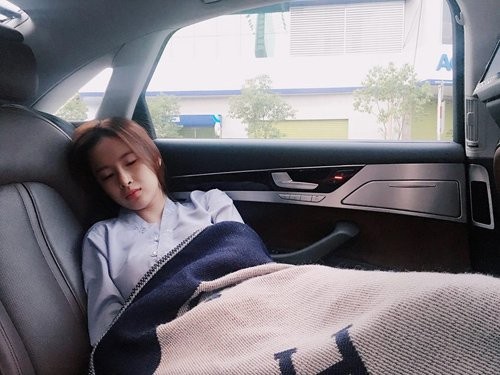 1001 dáng ngủ siêu khó đỡ của sao Việt: Cứ đặt lưng xuống là ngủ bất kể địa hình!-12