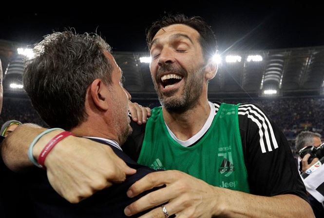 Thủ môn huyền thoại Buffon chính thức rời Juventus-1
