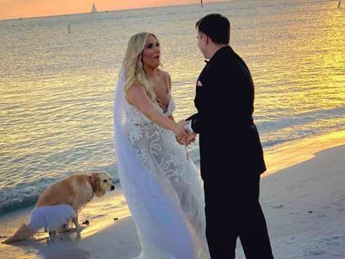 Phù dâu 4 chân 'duyên' nhất năm, 'thả mìn' ngay bên cạnh cô dâu chú rể đang khiêu vũ