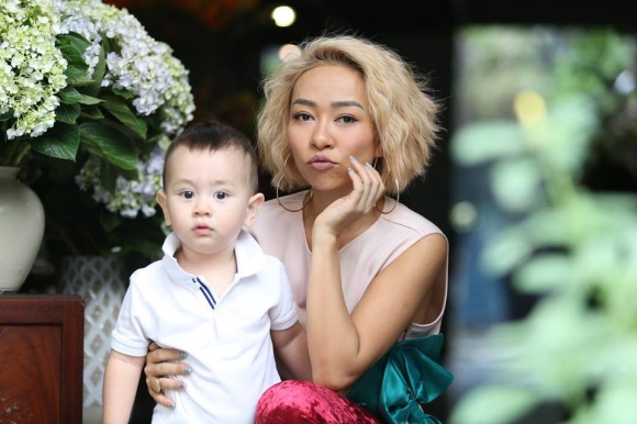 Con trai lai tây của Thảo Trang siêu đáng yêu khi đi chơi cùng mẹ-11