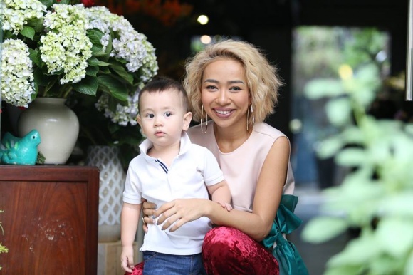 Con trai lai tây của Thảo Trang siêu đáng yêu khi đi chơi cùng mẹ-2