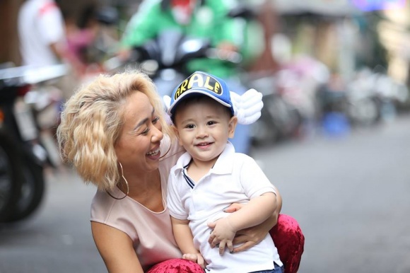 Con trai lai tây của Thảo Trang siêu đáng yêu khi đi chơi cùng mẹ-5