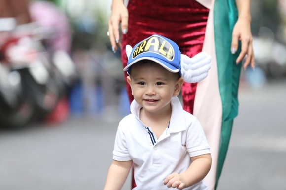 Con trai lai tây của Thảo Trang siêu đáng yêu khi đi chơi cùng mẹ-7