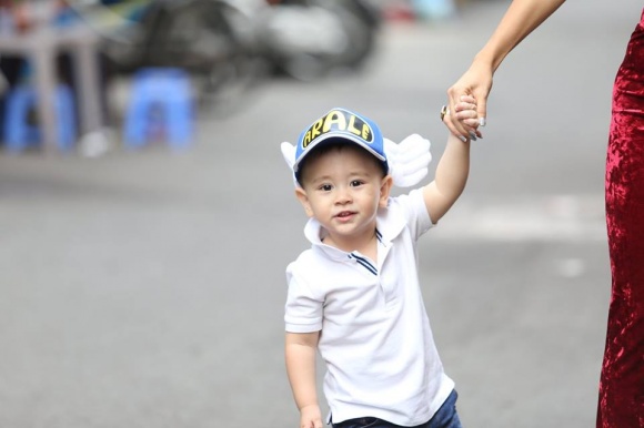 Con trai lai tây của Thảo Trang siêu đáng yêu khi đi chơi cùng mẹ-8