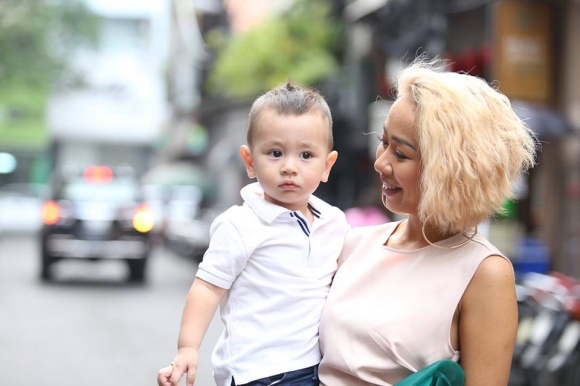 Con trai lai tây của Thảo Trang siêu đáng yêu khi đi chơi cùng mẹ-9