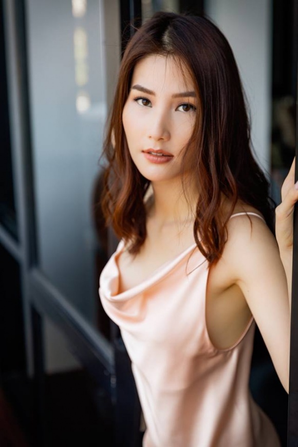 Vóc dáng ngọc ngà, gợi cảm của Diễm My 9x khi diện đầm ngủ-8