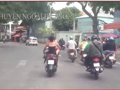 Cô gái mặc sexy, không mũ bảo hiểm, chạy xe ngông cuồng trên phố