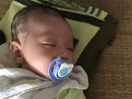 Nhờ bế hộ con để đi vệ sinh, mẹ bỏ luôn con trai 2 tháng tuổi trên xe khách