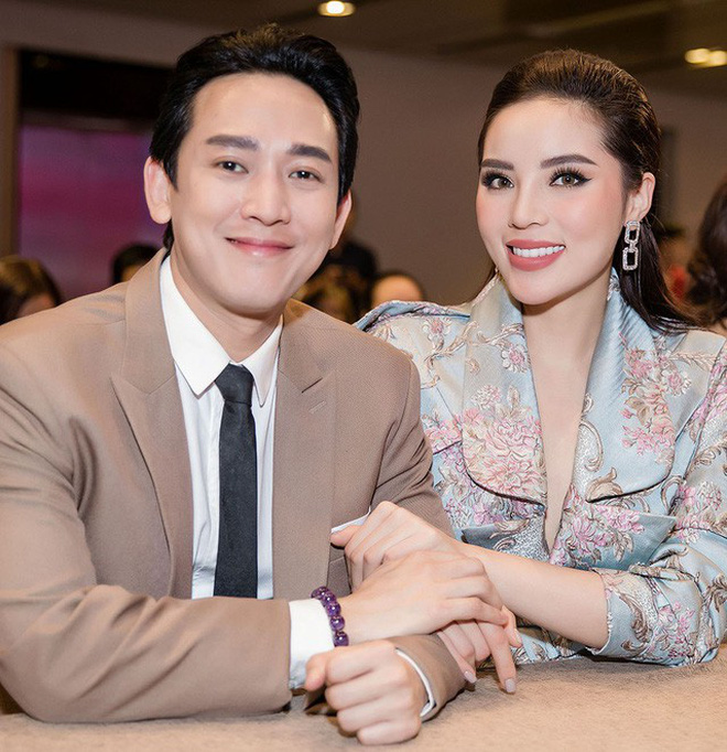 Cặp đôi Kỳ - Vĩ ngồi cạnh nhau: một người bóng dầu, một người cứng đơ-2