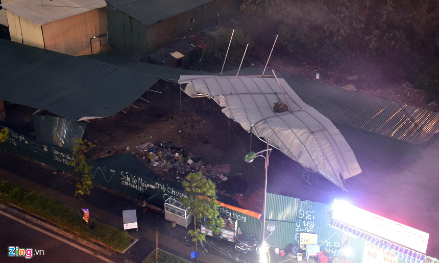 Mây đen giăng kín kèm gió lốc, thanh niên đang tắm chạy vội lên bờ-5