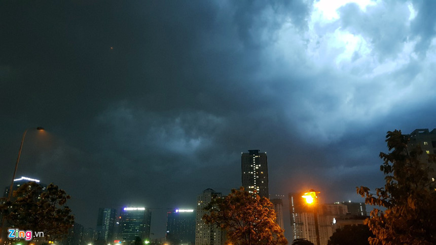 Mây đen giăng kín kèm gió lốc, thanh niên đang tắm chạy vội lên bờ-2