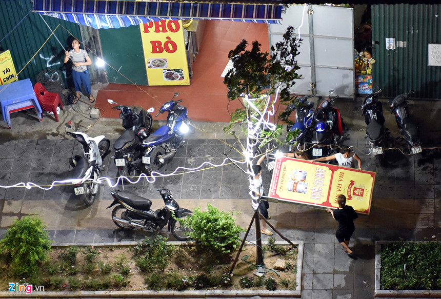 Mây đen giăng kín kèm gió lốc, thanh niên đang tắm chạy vội lên bờ-9