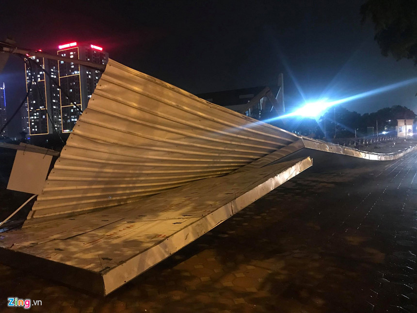 Mây đen giăng kín kèm gió lốc, thanh niên đang tắm chạy vội lên bờ-6