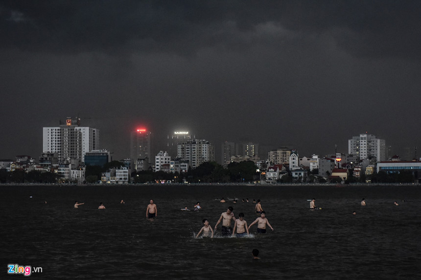 Mây đen giăng kín kèm gió lốc, thanh niên đang tắm chạy vội lên bờ-3