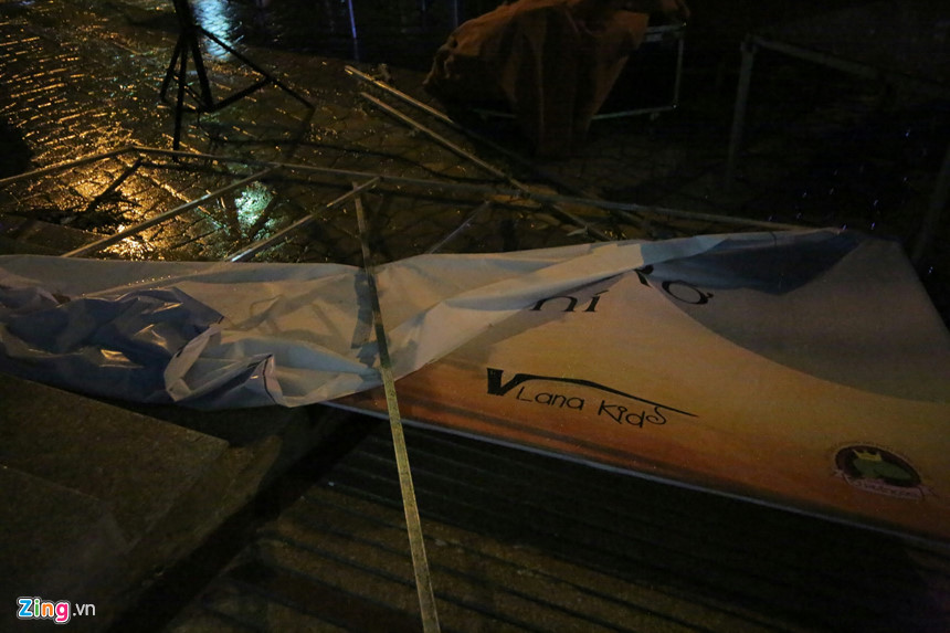 Mây đen giăng kín kèm gió lốc, thanh niên đang tắm chạy vội lên bờ-10