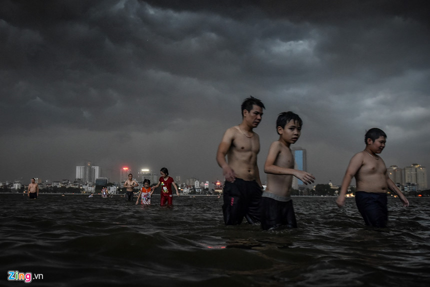 Mây đen giăng kín kèm gió lốc, thanh niên đang tắm chạy vội lên bờ-4