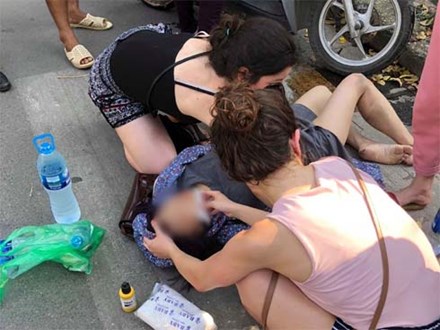Nghi say nắng, cô gái tự lao xe vào cột biển báo GT được 2 nữ du khách nước ngoài sơ cứu