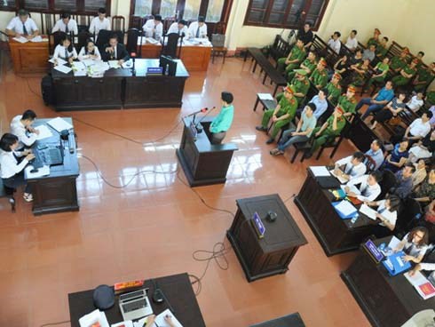 'Lời khai sinh đôi' làm nóng phiên tòa xử bác sĩ Hoàng Công Lương