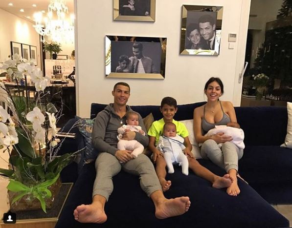 Bạn gái Ronaldo lại khoe vòng một nảy nở-2