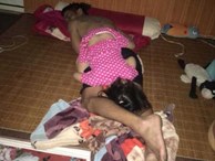 Mẹ giật mình dậy không thấy con gái đâu, hóa ra đang quấn chặt chân bố ngủ thế này
